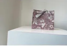 PURPLE GIFT BAG WITH WHITE RIBBON AND FLOWER DESIGN - 16cm x 18cm